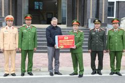 Đại tướng Tô Lâm thăm, tặng quà nhân dân và cán bộ tỉnh Sơn La