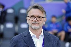 HLV Troussier, sau lưng là vực thẳm