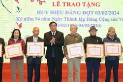Trao Huy hiệu Đảng tặng 208 đảng viên Đảng bộ quận Nam Từ Liêm