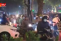 Người dân xoay xở trong tắc đường những ngày cuối năm