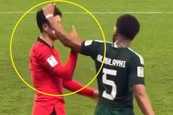 Son Heung-min cười khi bị cầu thủ Saudi Arabia giật tóc