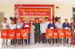 Sư đoàn 5 (Quân khu 7) phối hợp tặng quà Tết người dân khó khăn