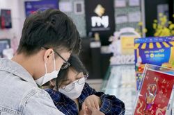 Vàng SJC neo ở giá cao, vàng 9999 tiếp tục tăng