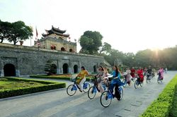 Đưa vào hoạt động tuyến xe điện Hoàn Kiếm-Hoàng thành Thăng Long