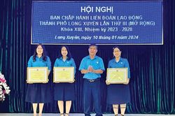 Nữ chủ tịch công đoàn tận tâm với đoàn viên, học sinh
