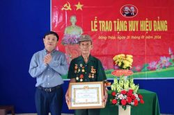 Lãnh đạo tỉnh trao Huy hiệu 70 năm tuổi Đảng cho đảng viên tại huyện Châu Thành