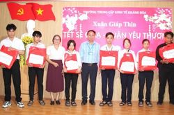 Trường Trung cấp Kinh tế Khánh Hòa: Trao 80 suất quà Tết cho học sinh có hoàn cảnh khó khăn