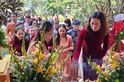 Dâng hương tưởng niệm 123 năm ngày mất thân mẫu Bác Hồ