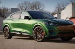 Ford Mustang Mach-E 2024: SUV điện cỡ nhỏ đáng cân nhắc