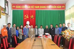 Thủy điện Trung Sơn tặng quà cho các hộ gia đình khó khăn tại xã Trung Sơn nhân dịp Tết Giáp Thìn