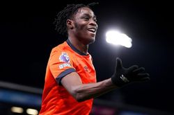Elijah Anuoluwapo Oluwaferanmi Oluwatomi Oluwalana Ayomikulehin Adebayo: Cầu thủ Ngoại hạng Anh đầu tiên lập hat-trick năm 2024 là ai?