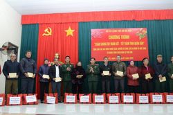 Đưa bộ đội về ăn Tết cùng người dân ngoại thành Hà Nội