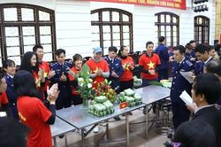 Chiến sĩ Cảnh sát biển thi tài trang trí mâm ngũ quả, gói bánh chưng đón Tết