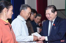 Chủ tịch Liên hiệp các Hội Khoa học kỹ thuật Việt Nam trao quà tết tại Hà Tĩnh