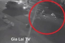 Clip: Đổi hướng bất ngờ, ô tô bị xe máy tông cực mạnh, 2 người gặp nạn nằm quằn quại