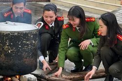 Tặng hàng trăm suất quà Tết cho người nghèo và trẻ mồ côi ở Hải Dương