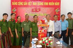 Bí thư Huyện ủy Tri Tôn chúc Tết lực lượng vũ trang