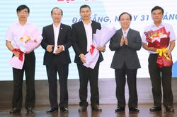 Trao 100 suất học bổng cho sinh viên có hoàn cảnh khó khăn