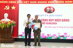 Quận ủy Hải Châu trao Huy hiệu Đảng cho đảng viên đợt 3-2-2024