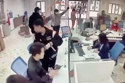 Video tên cướp manh động xông vào ngân hàng để cướp tiền
