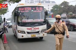 Vắng khách, nhà xe chở xe máy trên khoang hành khách để 'bù tiền dầu'