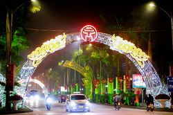 Đường phố Hà Nội rực sắc Xuân trước thềm Tết Nguyên đán 2024