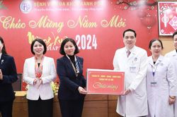 Lãnh đạo Thành phố thăm, chúc Tết Bệnh viện Đa khoa Xanh Pôn