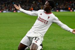 CĐV MU phát cuồng vì người hùng tuổi teen, lập tức so sánh với Messi