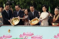 Xuân Quê hương 2024: Chủ tịch nước Võ Văn Thưởng cùng đoàn kiều bào thực hiện nghi thức thả cá chép tại Bến Nhà Rồng