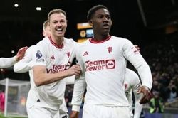 Man Utd thắng Wolves trong trận cầu giàu cảm xúc