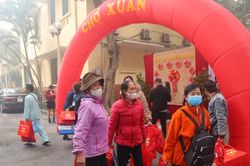 Chợ Xuân với nhiều mặt hàng thiết yếu tặng những người bệnh