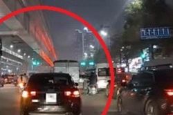 Clip: Mắc sai lầm tối kỵ, tài xế ô tô lĩnh tai họa từ xe tải thu gom rác