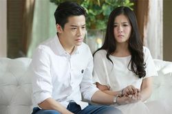Được bạn cũ chuyển số tiền lớn để làm ăn, tôi chưa kịp vui mừng thì hôm sau chồng đã bắt đưa hết cho mẹ