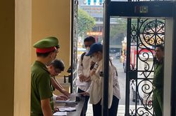 Trợ lý thân thiết của Ngọc Trinh xuất hiện trước cổng tòa