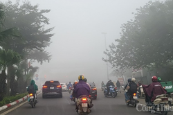 Hà Nội: Cận cảnh dòng phương tiện xuyên sương mù lưu thông sáng ngày 2/2