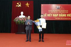 Phó Bí thư Thường trực Tỉnh ủy Lại Thế Nguyên dự lễ kết nạp đảng viên tại Chi bộ Tổ dân phố Tân Nam