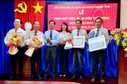 Ban Thường vụ Đảng ủy Khối tỉnh An Giang trao tặng Huy hiệu 40 năm, 30 năm tuổi Đảng cho đảng viên