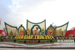 Người dân và du khách thích thú với Đường hoa xuân xứ Lạng 2024