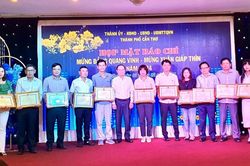 Văn phòng Đại diện Báo Xây dựng tại Cần Thơ nhận bằng khen Chủ tịch UBND thành phố Cần Thơ