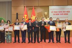 Phó Chủ tịch Quốc hội, Thượng tướng Trần Quang Phương dự lễ trao tặng Huy hiệu 30 năm tuổi Đảng của Đảng bộ cơ quan Văn phòng Quốc hội