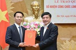Tổng Thư ký Quốc hội, Chủ nhiệm Văn phòng Quốc hội Bùi Văn Cường trao quyết định bổ nhiệm cán bộ