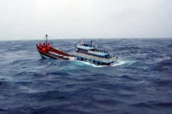 Tàu cá bị tàu lai kéo sà lan đâm chìm, 6 ngư dân được cứu vớt kịp thời