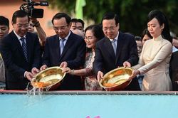 Chủ tịch nước Võ Văn Thưởng cùng kiều bào thả cá chép 'tiễn ông Táo'