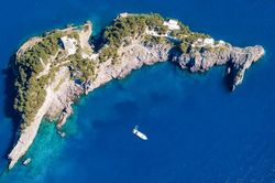 Ngắm hòn đảo hình dạng cá heo ở Italy