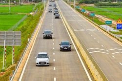 Đồng ý nâng tốc độ tối đa 8 tuyến cao tốc 4 làn xe lên 90km/h
