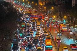 Người dân lỉnh kỉnh đồ về quê nghỉ Tết, nhiều tuyến đường Hà Nội tắc cứng
