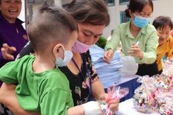 Hàng ngàn bệnh nhi nghèo và thân nhân được tặng vé xe, sắm Tết tại phiên chợ 0 đồng