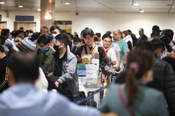 Tân Sơn Nhất đông đúc ngày 24 Tết, xếp hàng cả tiếng để check-in