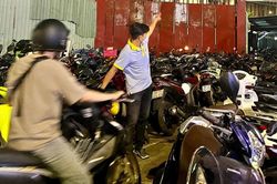 Bãi giữ xe theo ngày hút khách, giá tăng cao vẫn kín lịch dịp Tết