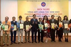 Nhà văn Lê Thị Bích Hồng: 'Thồ tình yêu đến những cuộc chợ phiên'
